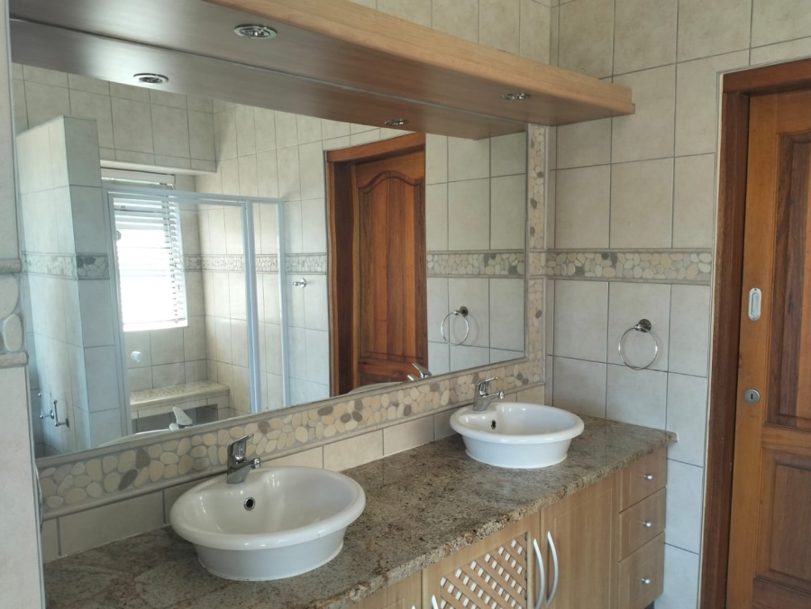 5 Bedroom Property for Sale in Glentana Western Cape